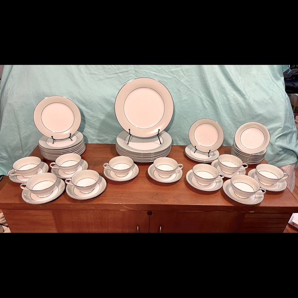 China dishes Greencourt by
NORITAKE